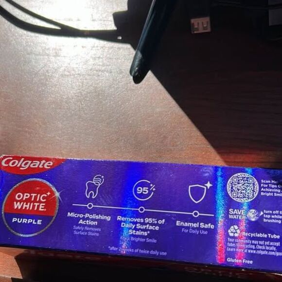 Colgate Optic White Purple Toothpaste - Picture 3 of 3